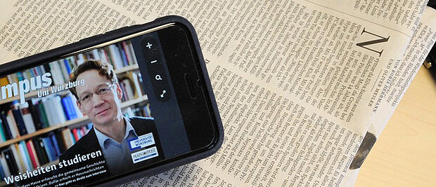 Zeitung und Smartphone mit Campus-Online-Magazin