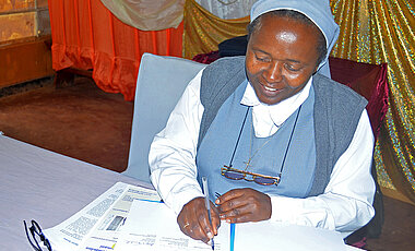 Sr. Agnès Matandiko, Direktorin des Gymnasiums Institut Malkia wa Mbingu, bei der Unterzeichnung des Kooperationsvertrags mit BEBUC und der Uni Würzburg.