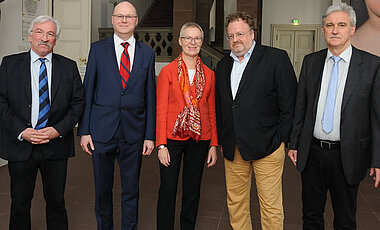 Redner und Rednerin am Festakt und Mitglieder der Forschungsgruppe (v.l.): Roland Baumhauer, Rene Pfeilschifter, Barbara Sponholz, Jürgen Kaube sowie der Politikwissenschaftler Hans-Joachim Lauth.