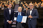 Professor Georg Ertl (Mitte) wurde mit der Rinecker-Medaille geehrt. Links Laudator Professor Stefan Frantz, rechts Dekan Professor Matthias Frosch. (Foto: Thomas Berberich / Universitätsmedizin Würzburg)