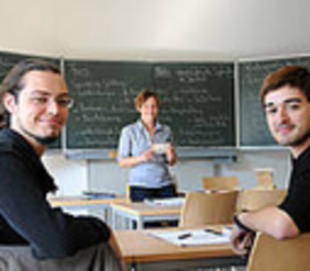 Die Studenten Florian Kurz und Gerrit Krüper im ersten Germanistik-Vorkurs bei Dozentin Isabel Fraas.