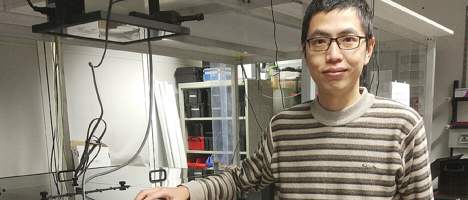 Dr. Donghai Li at his experiment on coherent 2D microscopy.