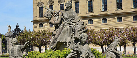 Darstellung des Raubs der Europa im Residenzgarten Würzburg.