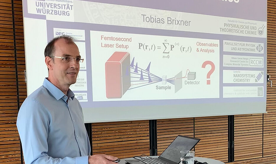 Tobias Brixner beim Vortrag auf dem Nobelsymposium.