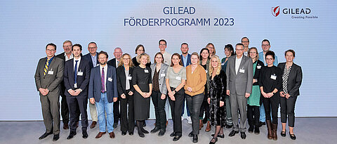 Bei der Verleihung der Gilead Research Grants am 22. November in Frankfurt am Main freuten sich neben Andoni Garitano-Trojaola (erste Reihe, zweiter von links) Forschende von 18 weiteren Projekten über die finanzielle Förderung.