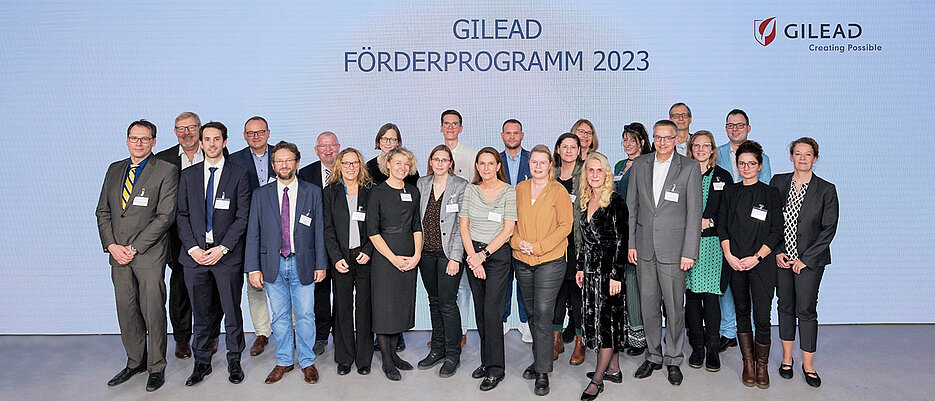 Bei der Verleihung der Gilead Research Grants am 22. November in Frankfurt am Main freuten sich neben Andoni Garitano-Trojaola (erste Reihe, zweiter von links) Forschende von 18 weiteren Projekten über die finanzielle Förderung.