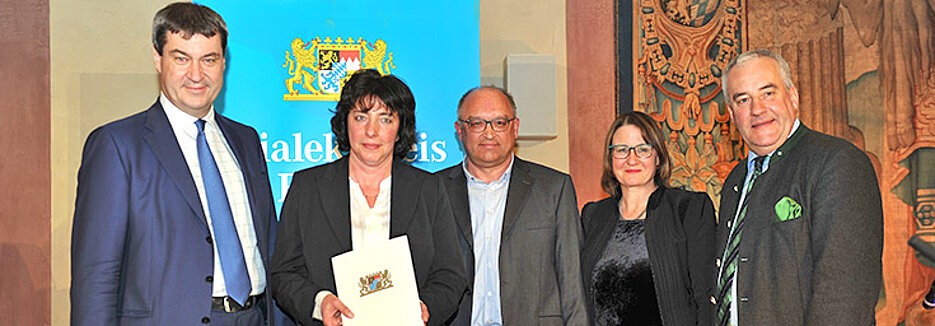 Bei der Preisverleihung in München (v.l.n.r.): Heimatminister Dr. Markus Söder, vom Lehrstuhl für deutsche Sprachwissenschaft der Universität Würzburg Dr. Monika Fritz-Scheuplein und Professor Wolf Peter Klein, Bezirksheimatpflegerin Dr. Birgit Speck