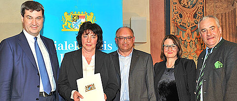 Bei der Preisverleihung in München (v.l.n.r.): Heimatminister Dr. Markus Söder, vom Lehrstuhl für deutsche Sprachwissenschaft der Universität Würzburg Dr. Monika Fritz-Scheuplein und Professor Wolf Peter Klein, Bezirksheimatpflegerin Dr. Birgit Speck