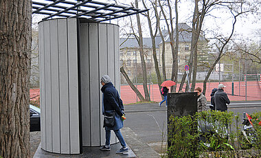 Ebenfalls neu: ein Denkmal zur Erinnerung an die Opfer des Gestapo-Notgefängnisses in der Friesstraße.