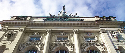 Die Türen der Universität Würzburg - hier das Hauptgebäude - bleiben auch zum Jahresende 2019 geschlossen.