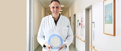 Alexander Meining und sein Team haben auch auf Verbrauchsgüter wie beispielsweise Schlingen geschaut, um den CO2-Fußabdruck in der UKW-Endoskopie zu ermitteln. 