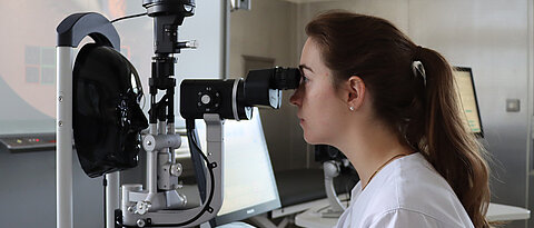 Die Eyesi®-Simulatoren für die Spaltlampenuntersuchung und indirekte Fundoskopie kombinieren reale Hardware mit virtueller Realität. Damit erhalten Lernende am UKW die Möglichkeit, unabhängig vom klinischen Alltag realistische Diagnostik-Situationen zu üben.