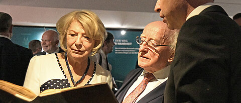 Der irische Staatspräsident Michael D. Higgins und seine Frau Sabina bewundern irische Schätze in der Universitätsbibliothek. Rechts deren Direktor Hans-Günter Schmidt.