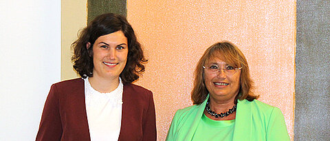 Ministerialdirigentin Dr. Andrea Siems (rechts) überreichte die Auszeichnung an Katrin Fürsich im Rahmen eines Festaktes in München. (Foto: StMBW)