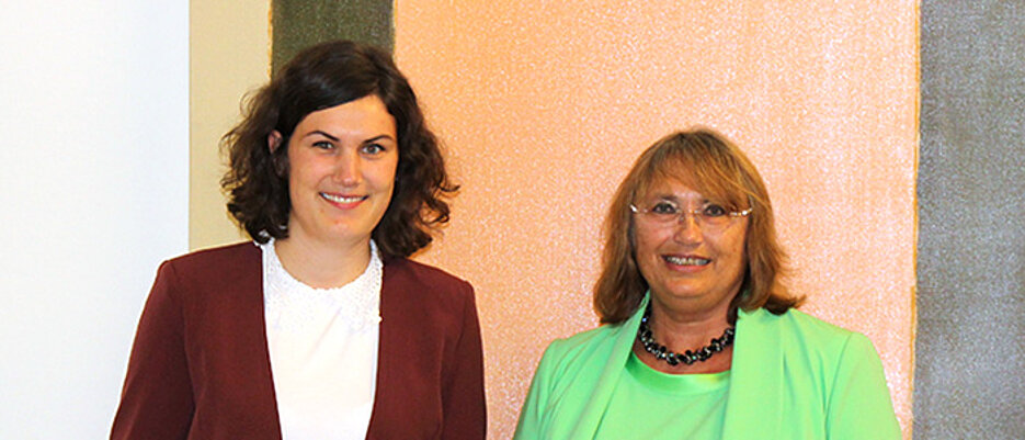 Ministerialdirigentin Dr. Andrea Siems (rechts) überreichte die Auszeichnung an Katrin Fürsich im Rahmen eines Festaktes in München. (Foto: StMBW)