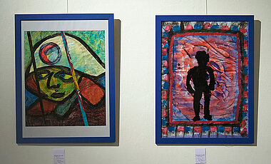 Zwei Gemälde der Ausstellung "Künstler im Licht".