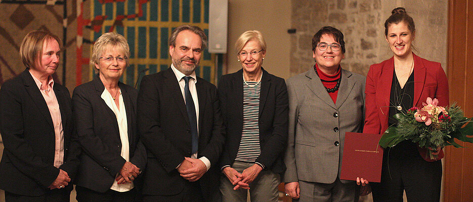 Urkundenübergabe an Dr. Christine Ott. Von links: Andrea Watermeyer, Annegret Ihbe, Prof Dr. Eckhardt Fuchs, Dr. Sabine Johannsen, Prof. Eva Matthes, Preisträgerin Dr. Christine Ott.