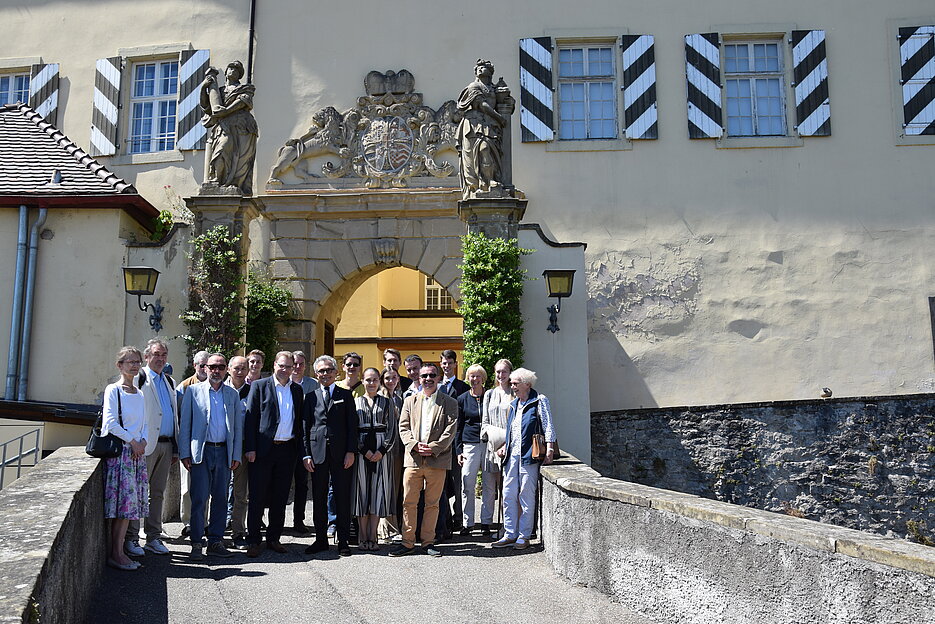 Das Bild zeigt die Tagungsgäste vor dem Eingang zum Schloss Horneck über Gundelsheim.