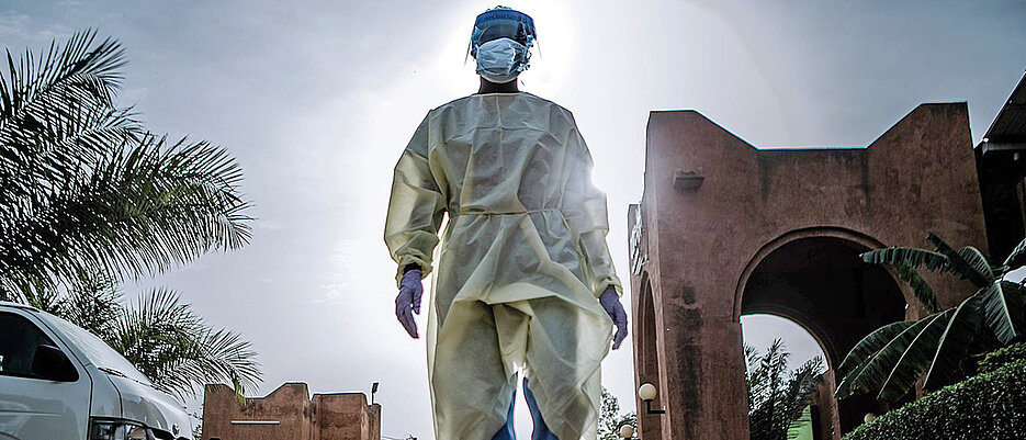 Afrikanische Krankenpflegerin in Schutzausrüstung.