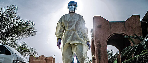 Afrikanische Krankenpflegerin in Schutzausrüstung.