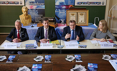 Pressekonferenz zum Start des Röntgenjahres 2020 (von links): Dietbert Hahn, Vorsitzender des Röntgenkuratorium e.V., Oberbürgermeister Christian Schuchardt, Unipräsident Alfred Forchel, Uni-Pressesprecherin Esther Knemeyer Pereira.