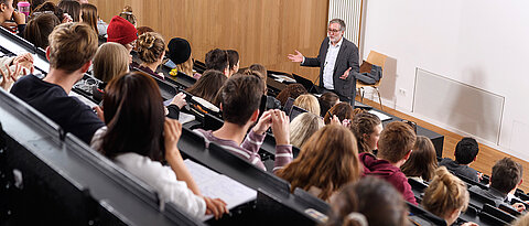 Rund 230 Bachelor- und Master-Studiengänge bietet die Universität an. Seit März 2018 darf sie diese selbst akkreditieren.  (Foto: Daniel Peter / Universität Würzburg)