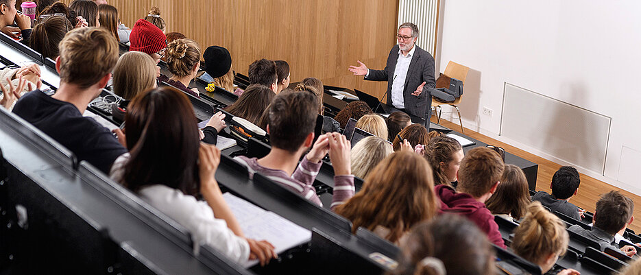 Rund 230 Bachelor- und Master-Studiengänge bietet die Universität an. Seit März 2018 darf sie diese selbst akkreditieren.  (Foto: Daniel Peter / Universität Würzburg)