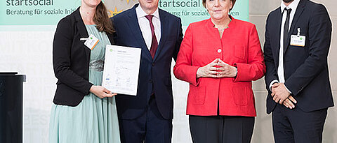 Das Social-Startup integrAIDE bei der Kanzlerin (von links): Bianca Heim, Dieter Düsedau, Angela Merkel und Joscha Riemann. (Foto: integraAIDE)