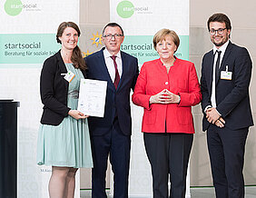 Das Social-Startup integrAIDE bei der Kanzlerin (von links): Bianca Heim, Dieter Düsedau, Angela Merkel und Joscha Riemann. (Foto: integraAIDE)