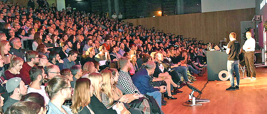 Ein Bild aus dem vergangenen Jahr: Damals konnte der Science Slam vor Publikum stattfinden. 2020 läuft er als Zoom-Konferenz.