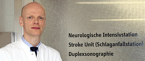 Professor Karl Georg Häusler vor dem Eingang zur Stroke Unit am Universitätsklinikum Würzburg. (Foto: Brigitte May / Universitätsklinikum Würzburg) 