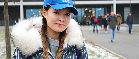 Die chinesische Studentin Mia vor dem Hörsaalgebäude Z6 auf dem Hubland-Campus der Uni Würzburg. Foto: Lena Köster