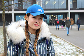 Die chinesische Studentin Mia vor dem Hörsaalgebäude Z6 auf dem Hubland-Campus der Uni Würzburg. Foto: Lena Köster