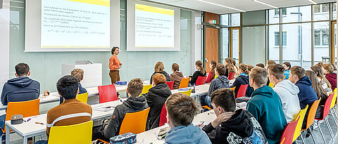 Professorin Stefanie Petermichl im wümax-Mathe-Seminar mit den Schülerinnen und Schülern der Mittelstufe.