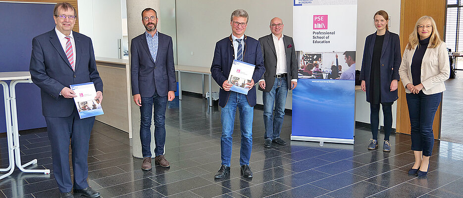 Gruppenfoto mit Corona-bedingtem Sicherheitsabstand mit (von links): Unipräsident Alfred Forchel, Thomas Trefzger, Minister Sibler, Matthias Ehrhardt von der PSE, Doktorandin Kristina Förster und Silke Grafe.