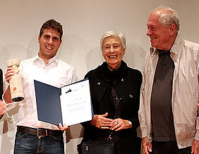 Ein Preisträger mit den beiden Stiftern: Dr. Martin Väth, Ursula Melchers und Prof. Dr. Fritz Melchers (Foto: Conventus)