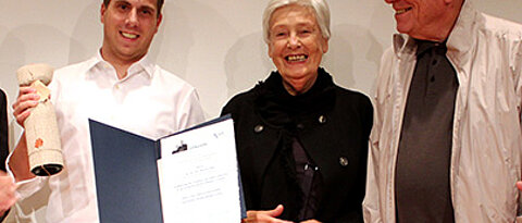 Ein Preisträger mit den beiden Stiftern: Dr. Martin Väth, Ursula Melchers und Prof. Dr. Fritz Melchers (Foto: Conventus)