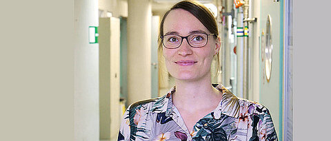 Dr. Anna Stöckl im Biozentrum der Uni Würzburg. (Bild: Robert Emmerich / Universität Würzburg) 