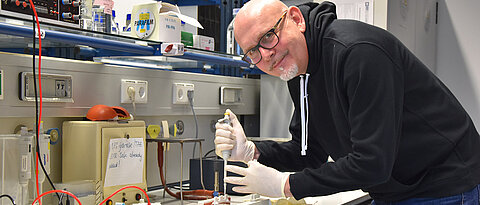 Professor Markus Engstler forscht im Biozentrum der Uni Würzburg über die Afrikanische Schlafkrankheit.