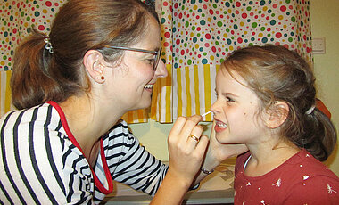                            Testung mittels Antigen-Schnelltest: Die Eltern haben zweimal pro Woche bei ihren Kindern einen Abstrich aus dem Nasenvorhof entnommen und zuhause getestet.    