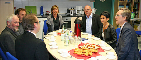Beim Gespräch im Biozentrum: Generalkonsul Jean-Claude Brunet, die Professorinnen und Professoren Marie-Christine Dabauvalle, Markus Engstler, Charlotte Förster, Christian Stigloher und Jürgen Kreft sowie Attaché Raoul Mille. (Foto: Georg Kaiser)