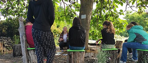 Schüler:innen stapeln Becher mit Kies, Sand, Erde und Kaffeefilter übereinander und übergießen diese mit Wasser. Schüler:innen stapeln Becher mit Kies, Sand, Erde und Kaffeefilter übereinander und übergießen diese mit Wasser.