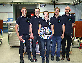 Das studentische RaCoS-Team der Uni Würzburg mit seinem gleichnamigen System für die Luftfahrt (von links): Tobias Wahl, Florian Wolz, Marion Engert, Tobias Zaenker, Dennis Kaiser. (Foto: RaCoS-Team)