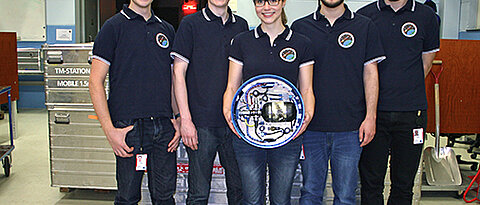 Das studentische RaCoS-Team der Uni Würzburg mit seinem gleichnamigen System für die Luftfahrt (von links): Tobias Wahl, Florian Wolz, Marion Engert, Tobias Zaenker, Dennis Kaiser. (Foto: RaCoS-Team)