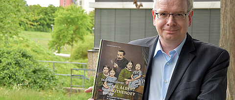 Über 400 Seiten hinweg erzählt das neue, von Eckhard Leuschner herausgegebene Buch von Carl Albert Dauthendey und der Frühgeschichte der Fotografie.