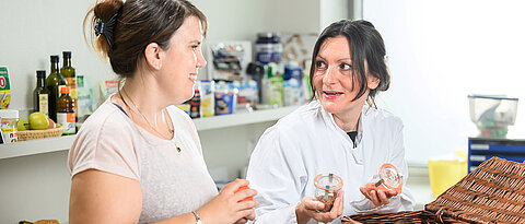 Patientin Heike Reidinger (l.) erhielt in der Diätküche der Medizinischen Klinik I am Uniklinikum Würzburg eine umfassende Ernährungsberatung. Studienärztin Ann-Cathrin Koschker erläutert, wie wichtig Proteine beim Abnehmen sind.