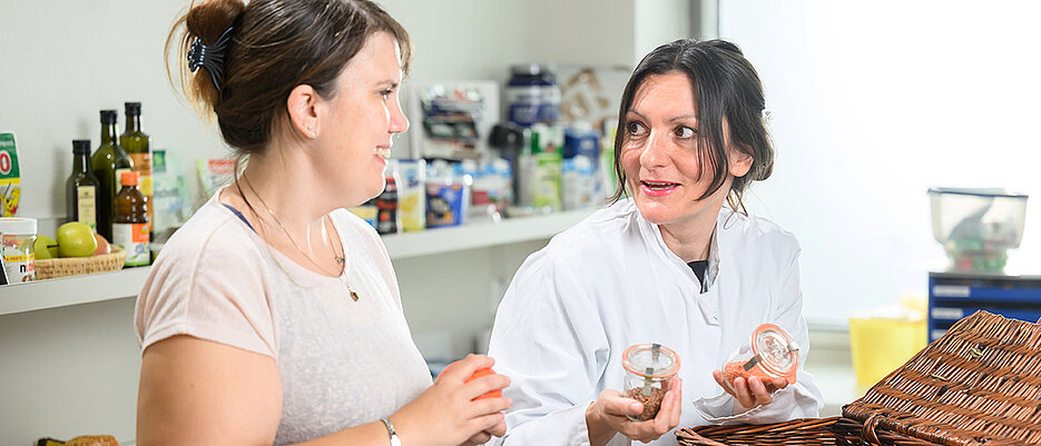 Patientin Heike Reidinger (l.) erhielt in der Diätküche der Medizinischen Klinik I am Uniklinikum Würzburg eine umfassende Ernährungsberatung. Studienärztin Ann-Cathrin Koschker erläutert, wie wichtig Proteine beim Abnehmen sind.