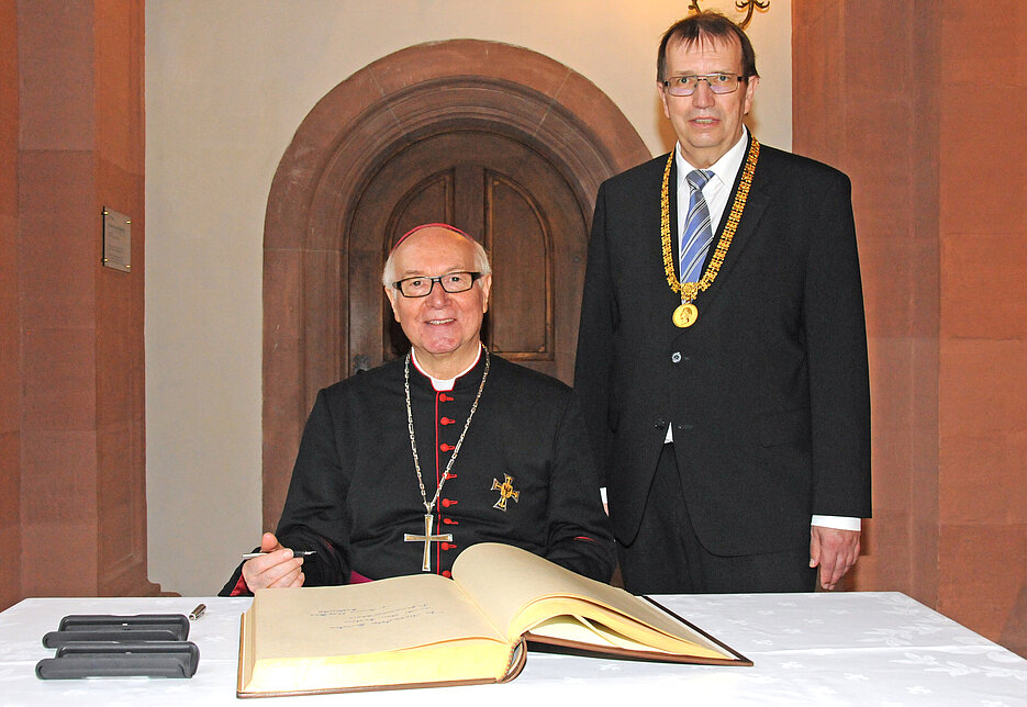 Im Beisein des Universitätspräsidenten Prof. Dr. Alfred Forchel nimmt Generalabt Dr. Bruno Platter seine Eintragung in das Goldene Buch vor.