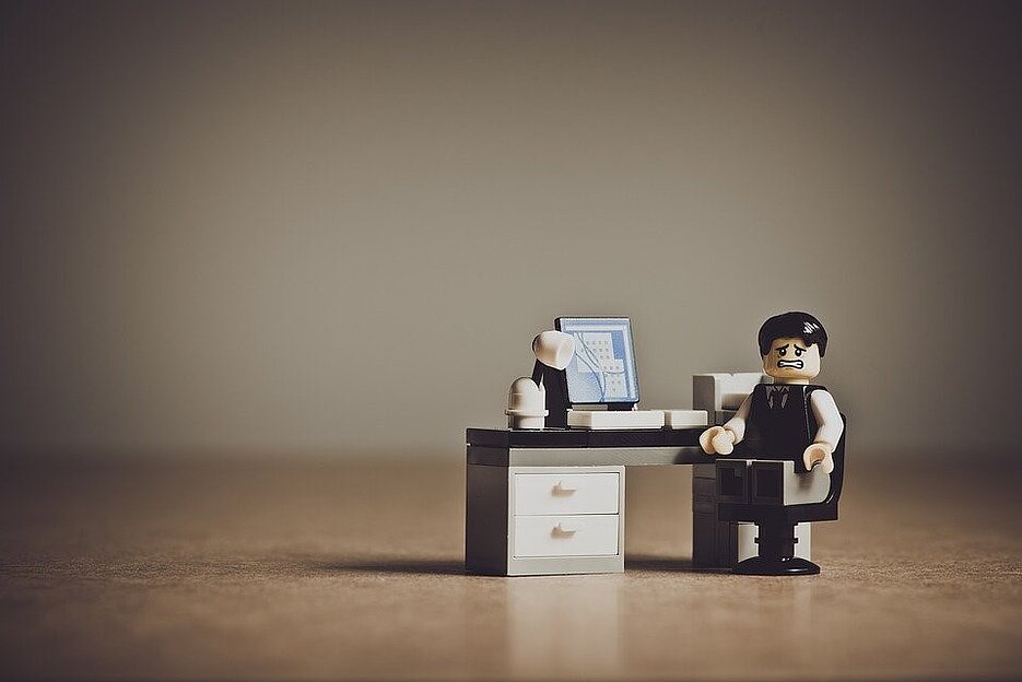 Quelle: Pixabay.com / Hier sehen Sie eine verzweifelte Lego-Figur, die vor ihrem PC sitzt.