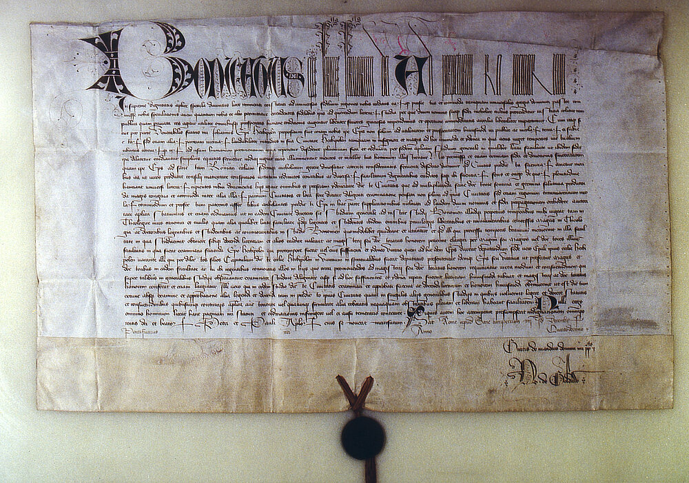 Gründungsurkunde der Uni Würzburg von 1402, Originalpergament mit der Bleibulle von Papst Bonifaz IX, der 1402 die Gründungsprivilegien erließ.